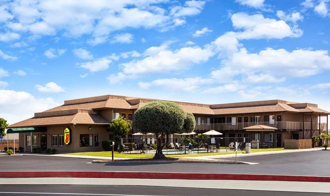 Super 8 Lindsay Olive Tree Exterior