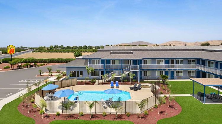 Super 8 Lindsay Olive Tree Exterior