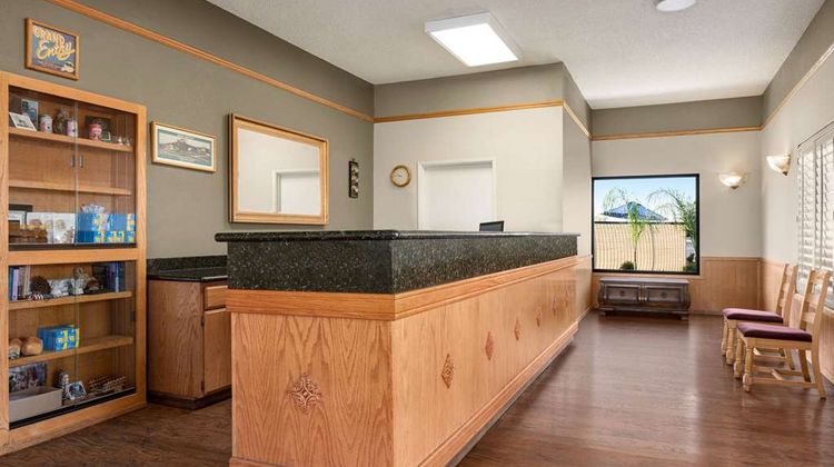 Super 8 Lindsay Olive Tree Lobby