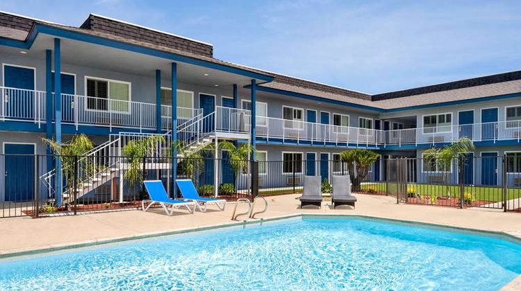 Super 8 Lindsay Olive Tree Pool