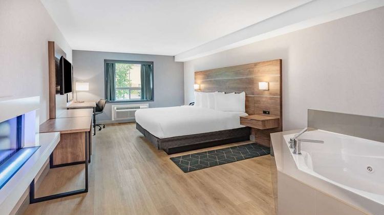 Super 8 Cornwall ON Suite