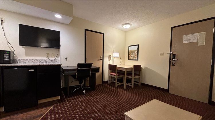 Super 8 Metropolis Suite