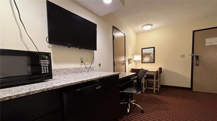 Super 8 Metropolis Suite