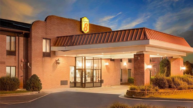 Super 8 Metropolis Exterior