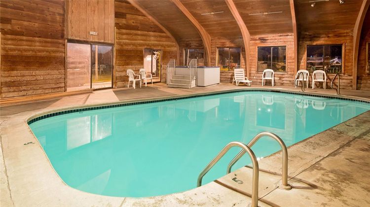 Super 8 Metropolis Pool