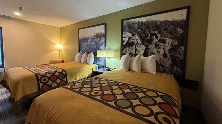 Super 8 Metropolis Room