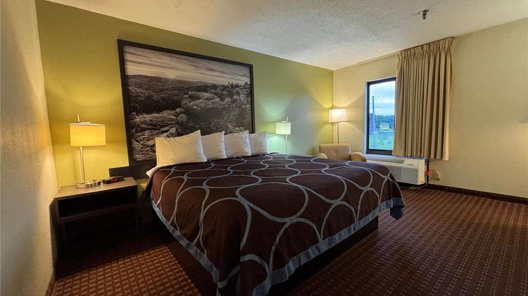 Super 8 Metropolis Room