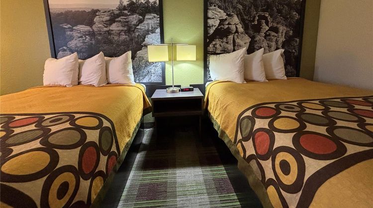 Super 8 Metropolis Room