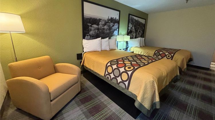 Super 8 Metropolis Room