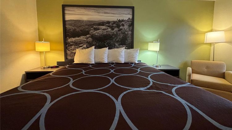 Super 8 Metropolis Room