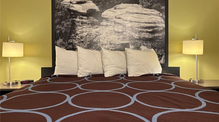 Super 8 Metropolis Room