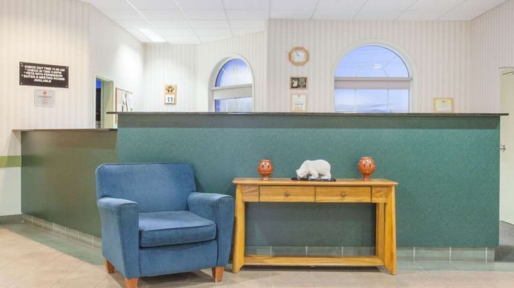 Super 8 Swan River MB Lobby