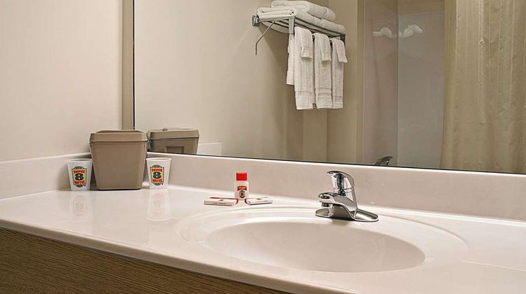 Super 8 Ava Room