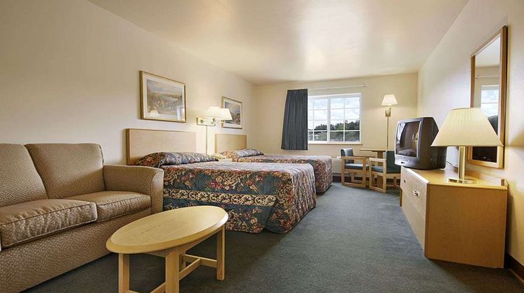 Super 8 Ava Room