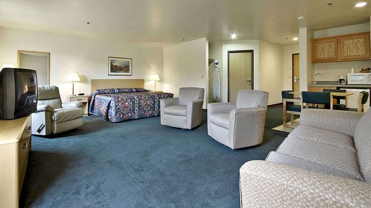 Super 8 Ava Suite