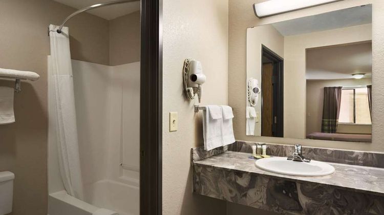 Super 8 Childress Room