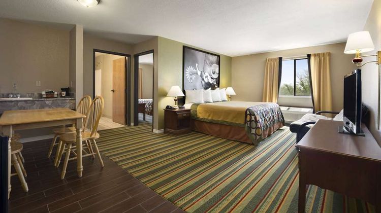 Super 8 Childress Suite