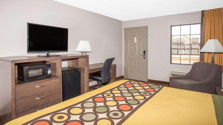 Super 8 Springdale Room