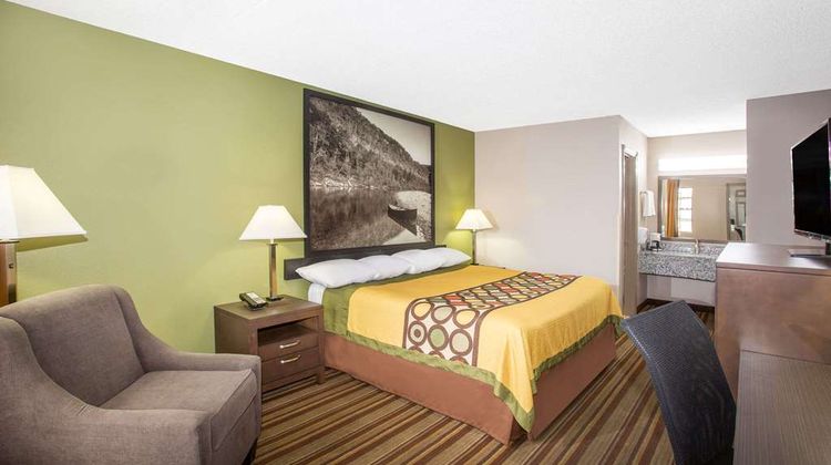Super 8 Springdale Room