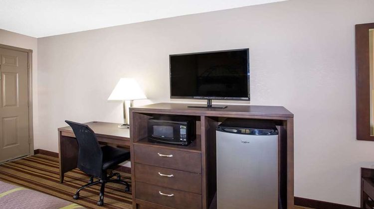 Super 8 Springdale Room