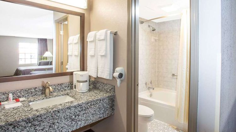 Super 8 Springdale Room