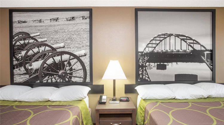 Super 8 Springdale Room