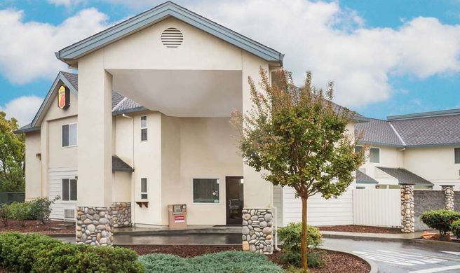 Super 8 Cloverdale Exterior
