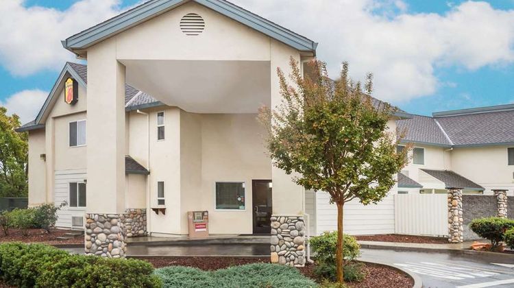 Super 8 Cloverdale Exterior