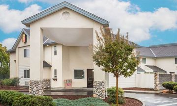 Super 8 Cloverdale