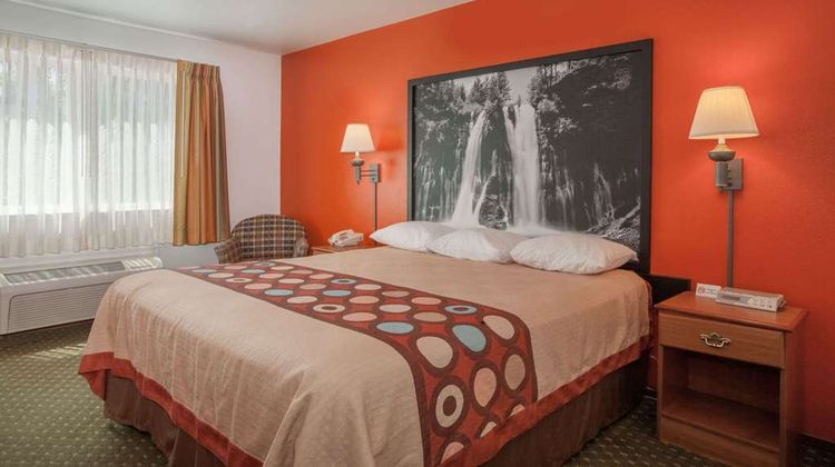 Super 8 Cloverdale Room