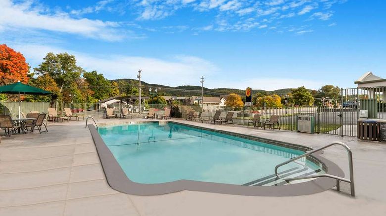 <b>Super 8 Lake George/Downtown Pool</b>. Images powered by <a href="https://iceportal.shijigroup.com/" title="IcePortal" target="_blank">IcePortal</a>.
