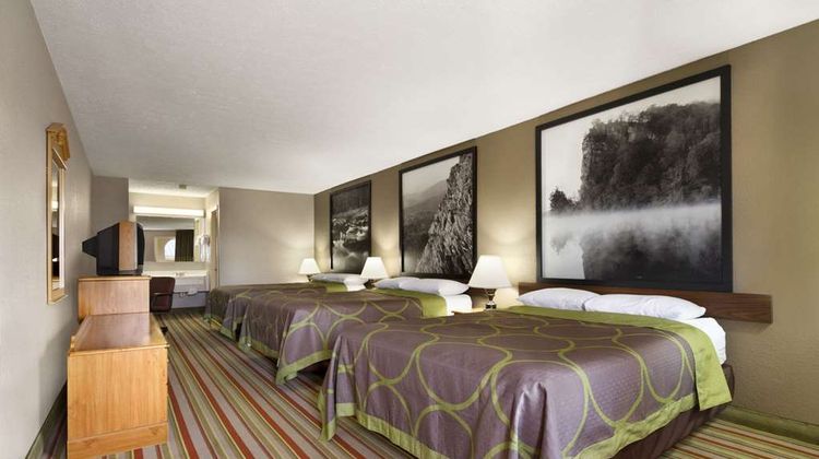 Super 8 Chiswell/Max Meadows Area Suite