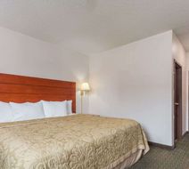 Super 8 St Charles Room