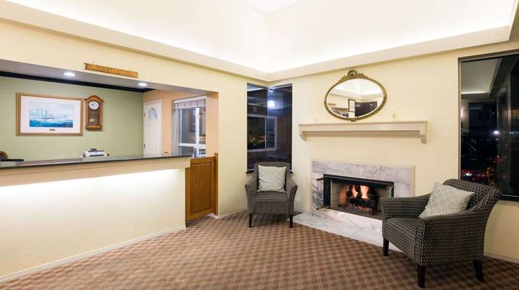 Days Inn Newport Lobby
