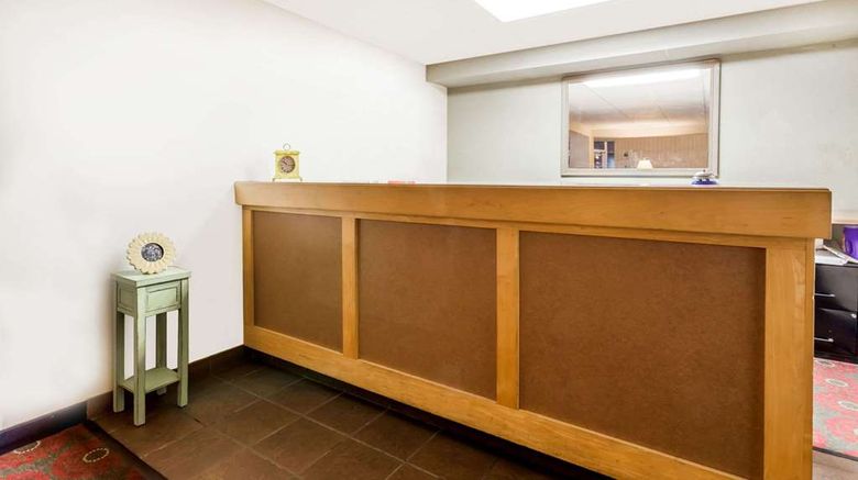 <b>Days Inn Cedar Falls- University Plaza Lobby</b>. Images powered by <a href="https://iceportal.shijigroup.com/" title="IcePortal" target="_blank">IcePortal</a>.