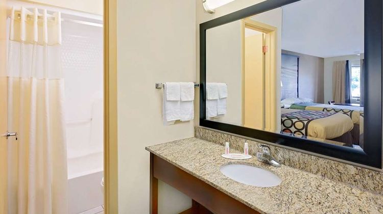 Super 8 Laurel Room