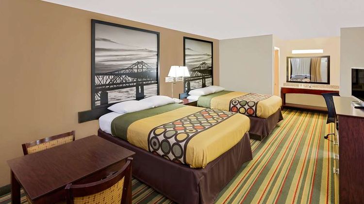 Super 8 Laurel Room