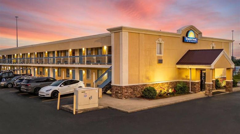 <b>Days Inn Fort Wayne Exterior</b>. Images powered by <a href="https://iceportal.shijigroup.com/" title="IcePortal" target="_blank">IcePortal</a>.