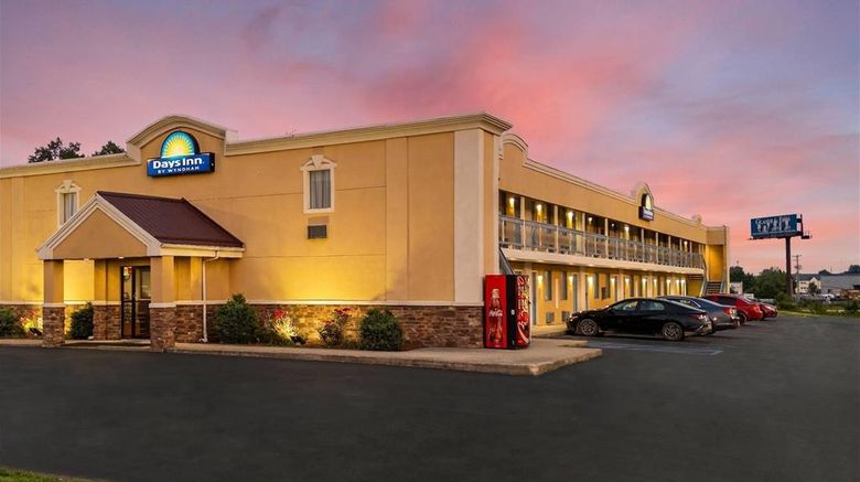 <b>Days Inn Fort Wayne Exterior</b>. Images powered by <a href="https://iceportal.shijigroup.com/" title="IcePortal" target="_blank">IcePortal</a>.