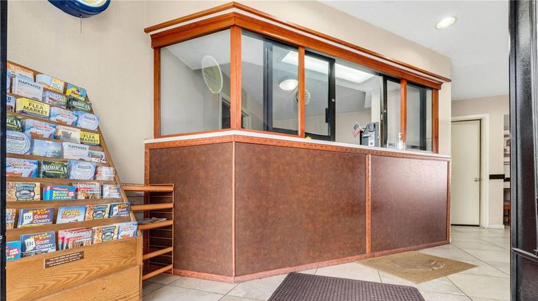 <b>Days Inn Fort Wayne Lobby</b>. Images powered by <a href="https://iceportal.shijigroup.com/" title="IcePortal" target="_blank">IcePortal</a>.