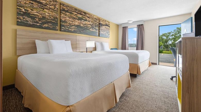 <b>Days Inn Fort Wayne Room</b>. Images powered by <a href="https://iceportal.shijigroup.com/" title="IcePortal" target="_blank">IcePortal</a>.