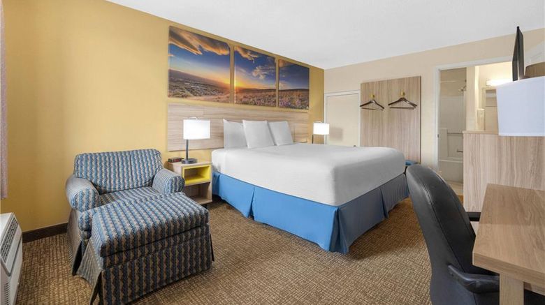 <b>Days Inn Fort Wayne Room</b>. Images powered by <a href="https://iceportal.shijigroup.com/" title="IcePortal" target="_blank">IcePortal</a>.