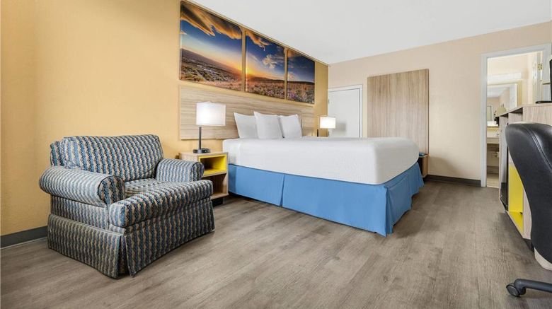 <b>Days Inn Fort Wayne Room</b>. Images powered by <a href="https://iceportal.shijigroup.com/" title="IcePortal" target="_blank">IcePortal</a>.