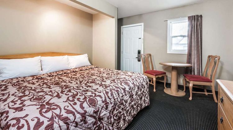 Knights Inn London Airport Room