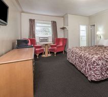 Knights Inn London Airport Room