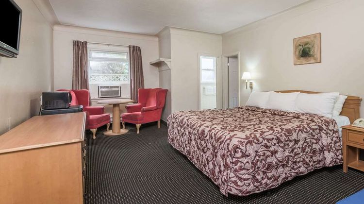 Knights Inn London Airport Room