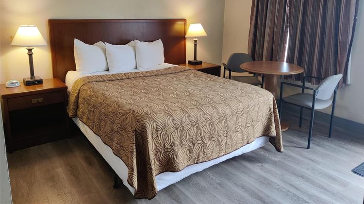 Knights Inn London Airport Room