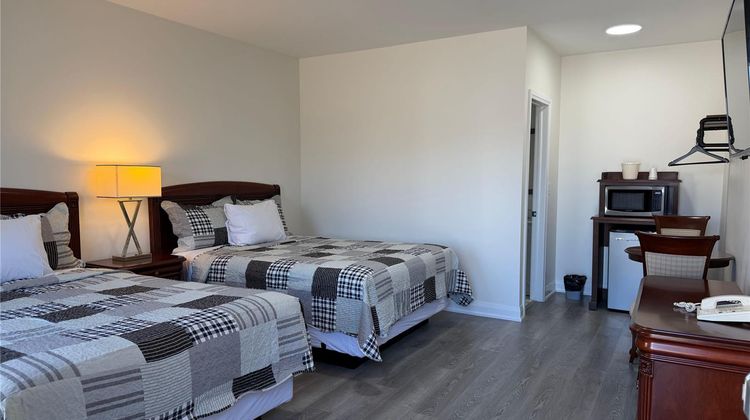 Knights Inn London Airport Room