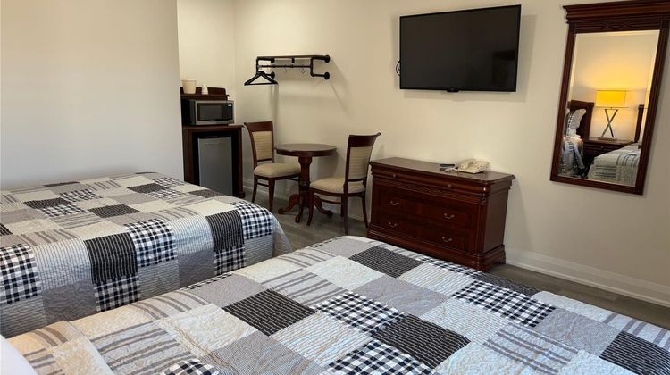 Knights Inn London Airport Room