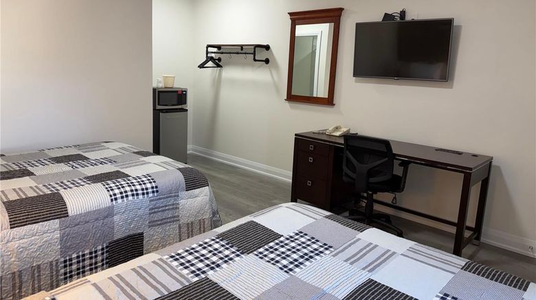 <b>Knights Inn London Airport Room</b>. Images powered by <a href="https://iceportal.shijigroup.com/" title="IcePortal" target="_blank">IcePortal</a>.